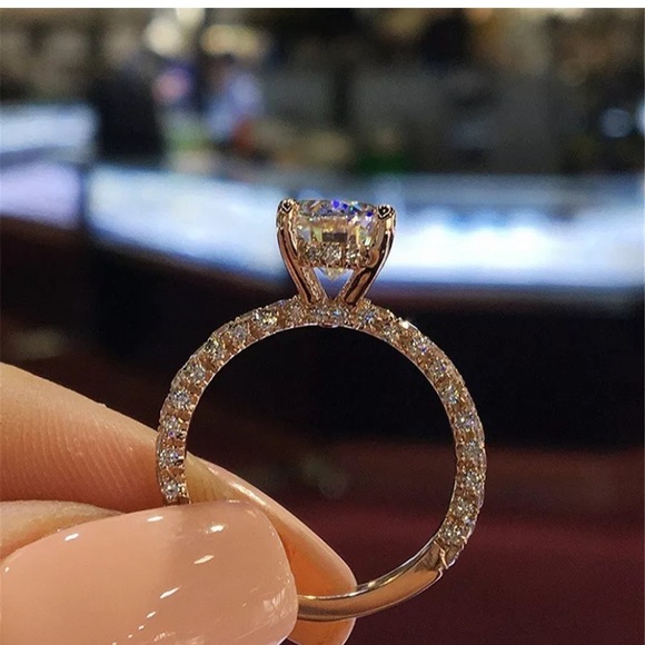 Gorgeous RoseGold Women RingRound Cut WhitSapphire - Picture 2 of 7